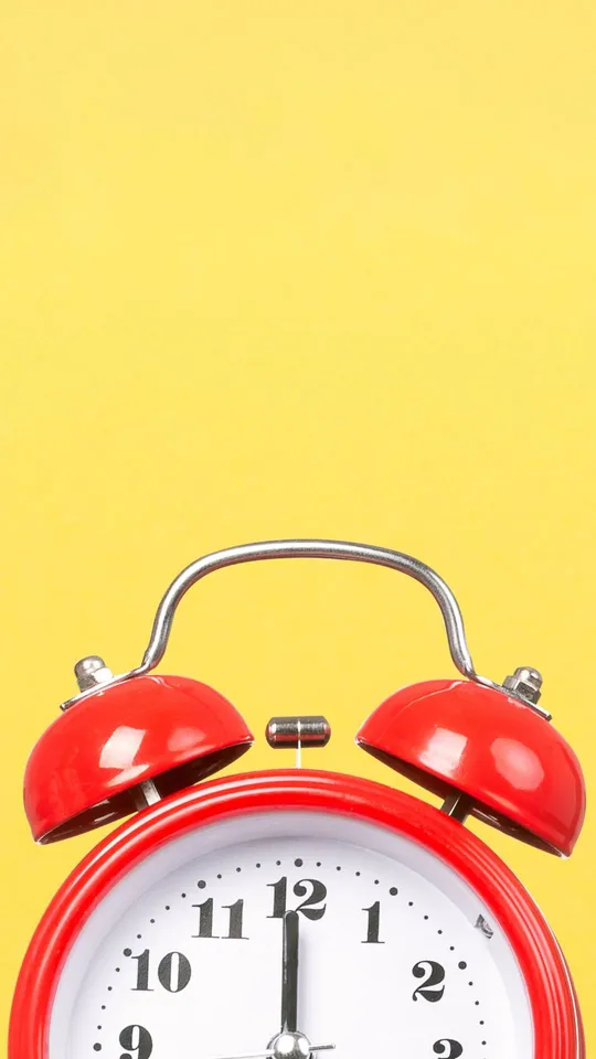 Sveglia rossa su sfondo giallo